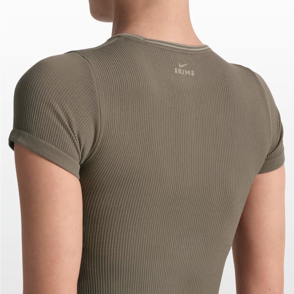 NikeSKIMS Ribbed Seamless
Women's Short-Sleeve Top NWT- Med - Picture 2 of 6